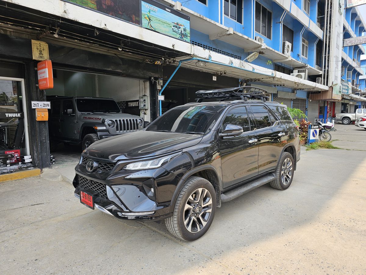 Toyota Fortuner ติดตั้ง แร็คหลังคา THULE Roofrack รุ่น CANYON XT 859 Black Color