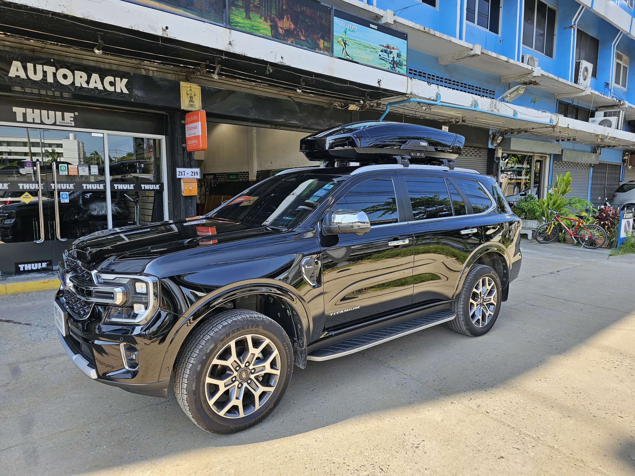 Ford Everest Next Gen ติดตั้ง กล่องเก็บของบนหลังคารถ THULE Roofbox รุ่น Motion XT Size XL