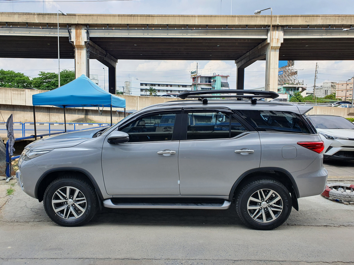 Toyota Fortuner ติดตั้ง แร็คหลังคารถเก๋ง SCR Roofrack รุ่น RR04 100x150 cm Black Color