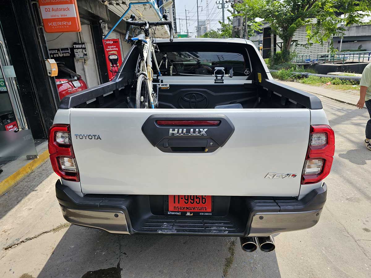 Toyota Revo ติดตั้ง แร็คจักรยานท้ายรถ thule bikerack รุ่น Bedride 822 XTR