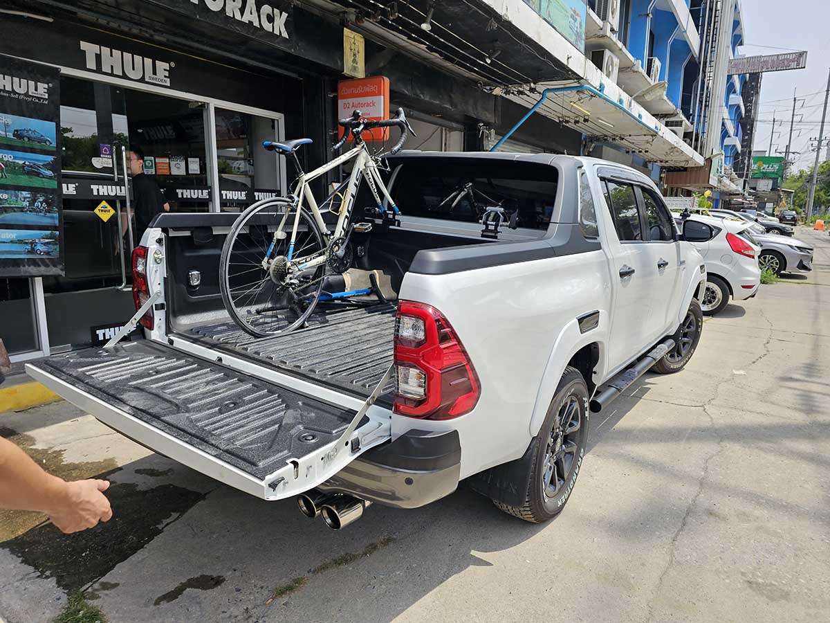 Toyota Revo ติดตั้ง rackจักรยานท้ายรถ thule bikerack รุ่น Bedride 822 XTR