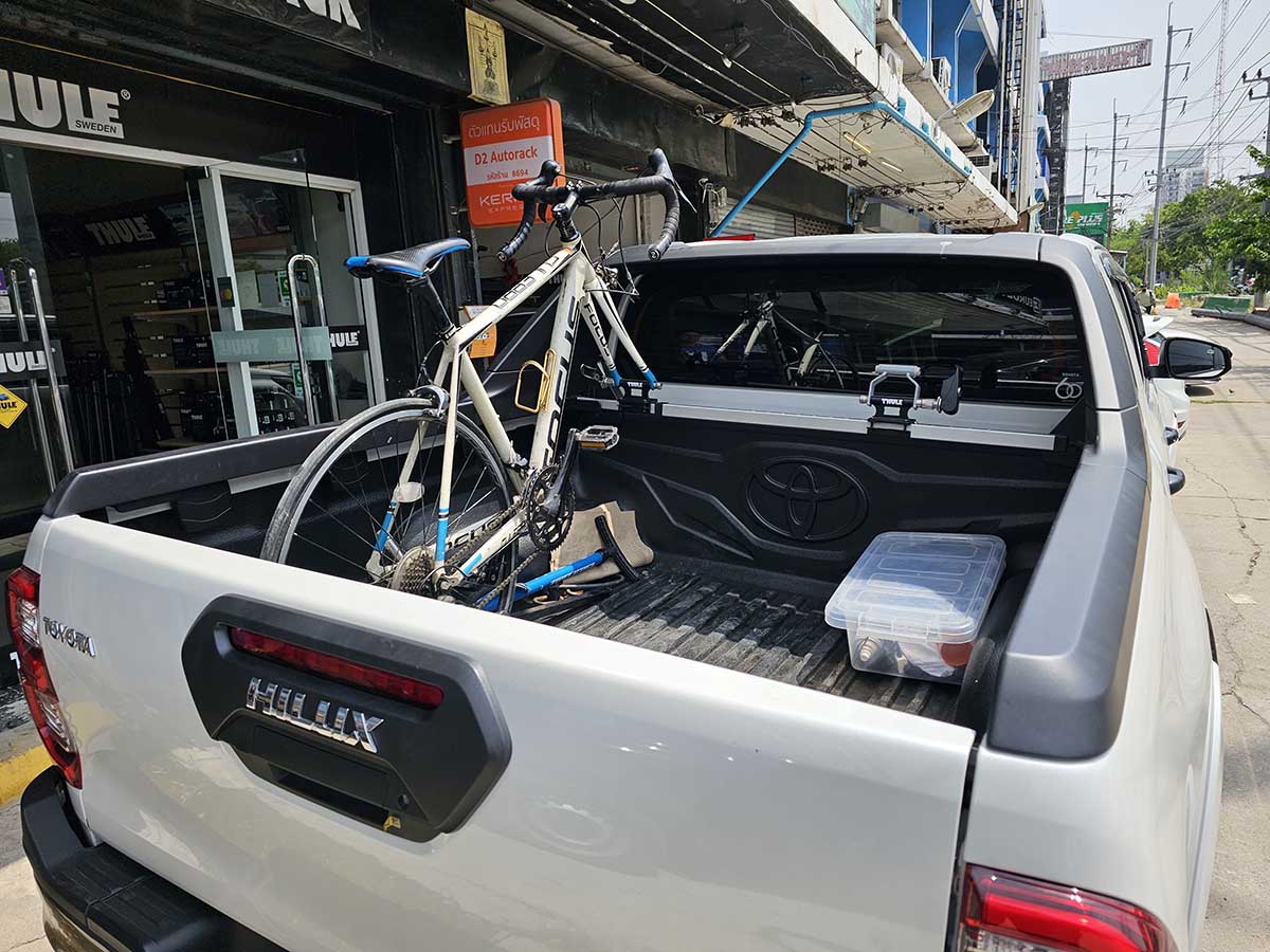 Toyota Revo ติดตั้ง แร็คบรรทุกจักรยานท้ายรถ thule bikerack รุ่น Bedride 822 XTR