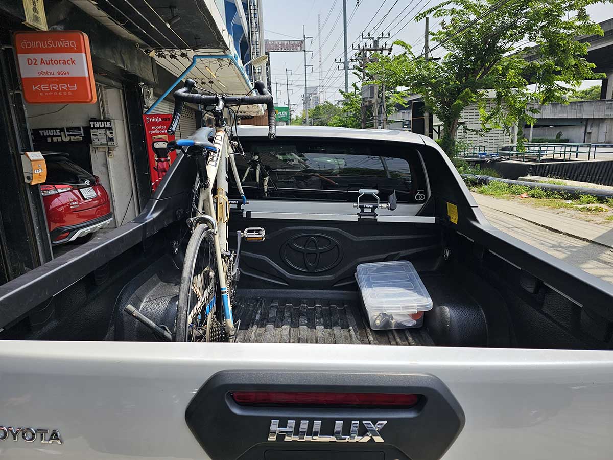 Toyota Revo ติดตั้ง แร็คจักรยานแบบถอดล้อหน้า thule bikerack รุ่น Bedride 822 XTR