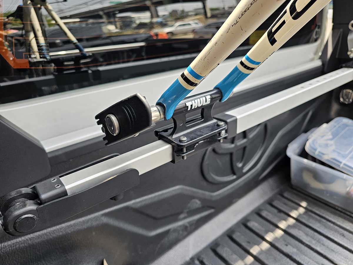 Toyota Revo ติดตั้ง แร็คจักรยานท้ายรถมือสอง thule bikerack รุ่น Bedride 822 XTR