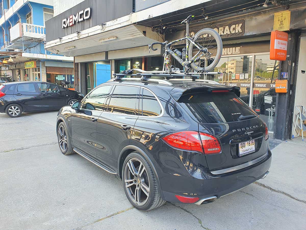 Porsche Cayenne ติดตั้ง แร็คจักรยานถอดล้อหน้า thule bikerack รุ่น outride 561