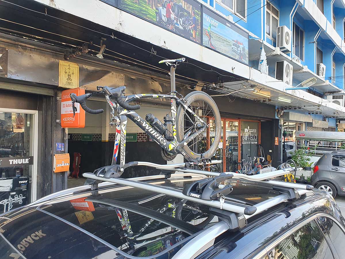 Porsche Cayenne ติดตั้ง ที่ใส่จักรยานบนหลังคา thule bikerack รุ่น outride 561