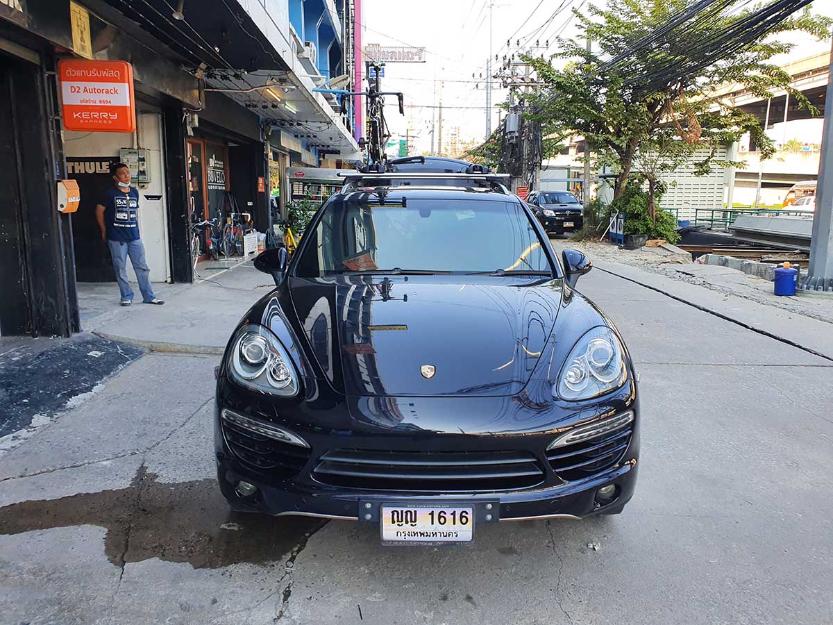 Porsche Cayenne ติดตั้ง แร็คจักรยานบนหลังคา thule bikerack รุ่น outride 561