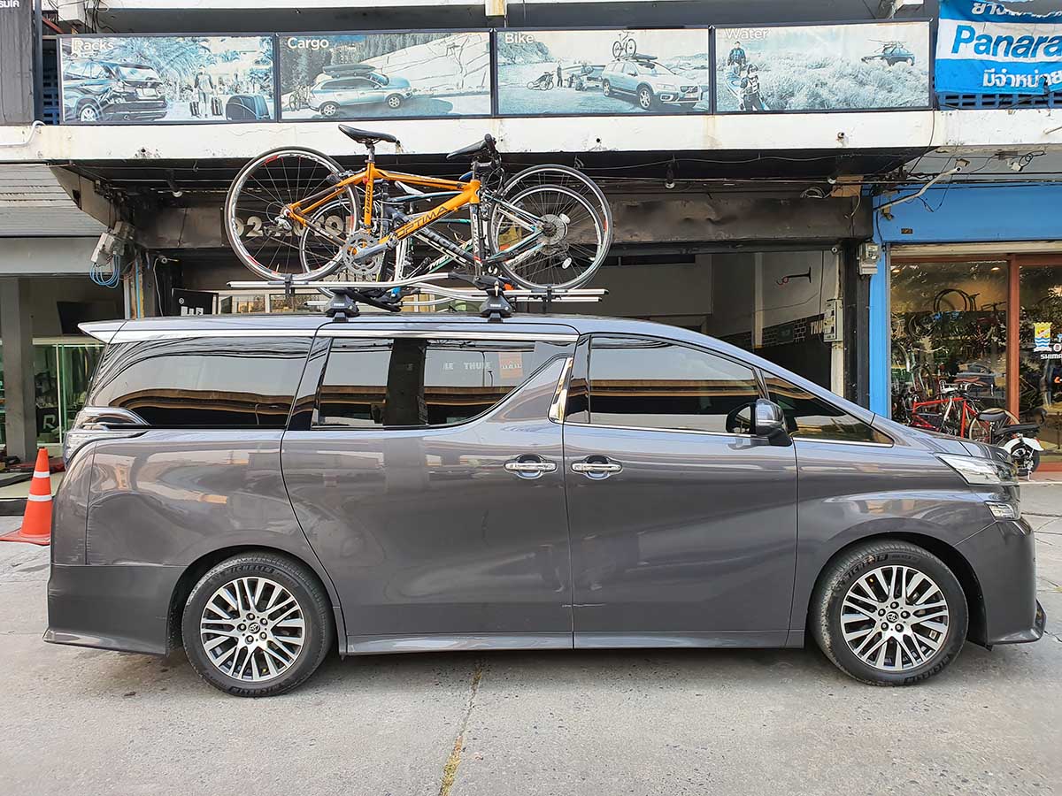 Toyota Vellfire ติดตั้ง แร็คจักรยานบนหลังคา thule bikerack รุ่น outride 561