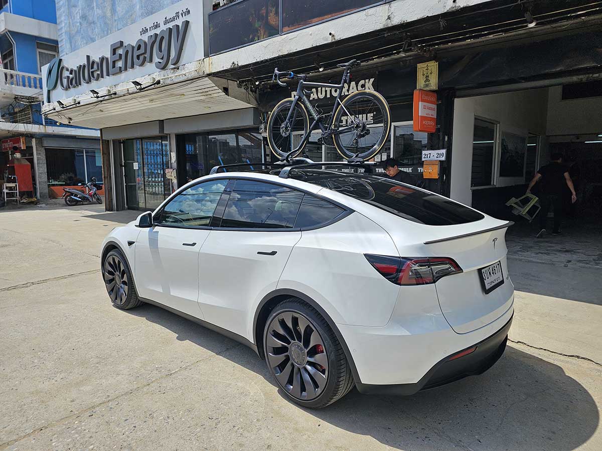 Tesla Model Y ติดตั้ง แร็คจักรยานบนหลังคา thule bikerack รุ่น Proride 598