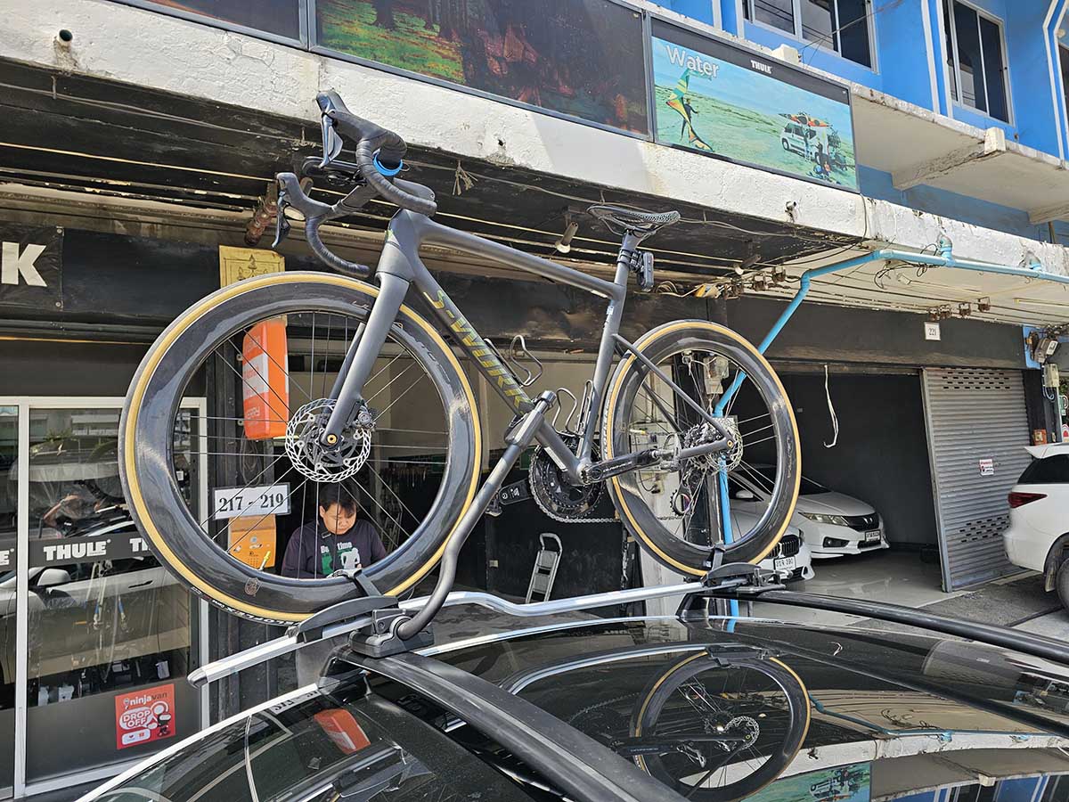 Tesla Model Y ติดตั้ง แร็ควางจักรยาน thule bikerack รุ่น Proride 598