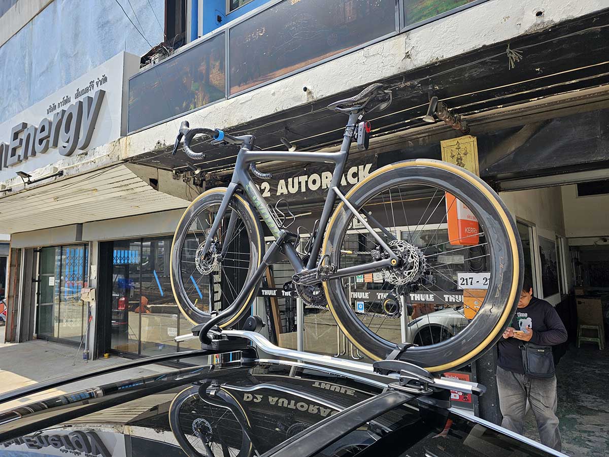 Tesla Model Y ติดตั้ง แร็คจักรยานไม่ถอดล้อหน้า thule bikerack รุ่น Proride 598