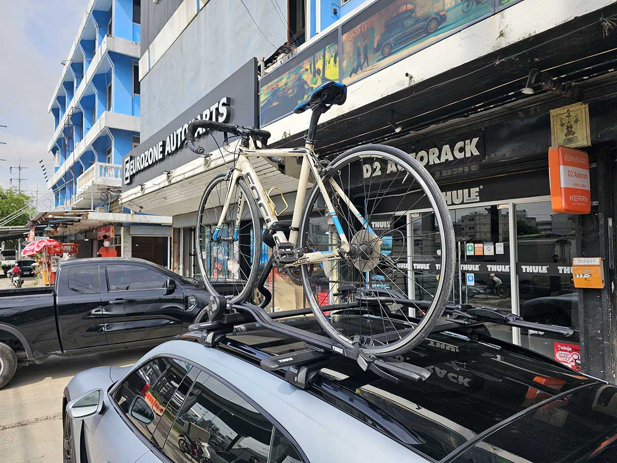 Porsche Taycan ติดตั้ง ที่ใส่จักรยานบนหลังคา thule bikerack รุ่น Proride 598