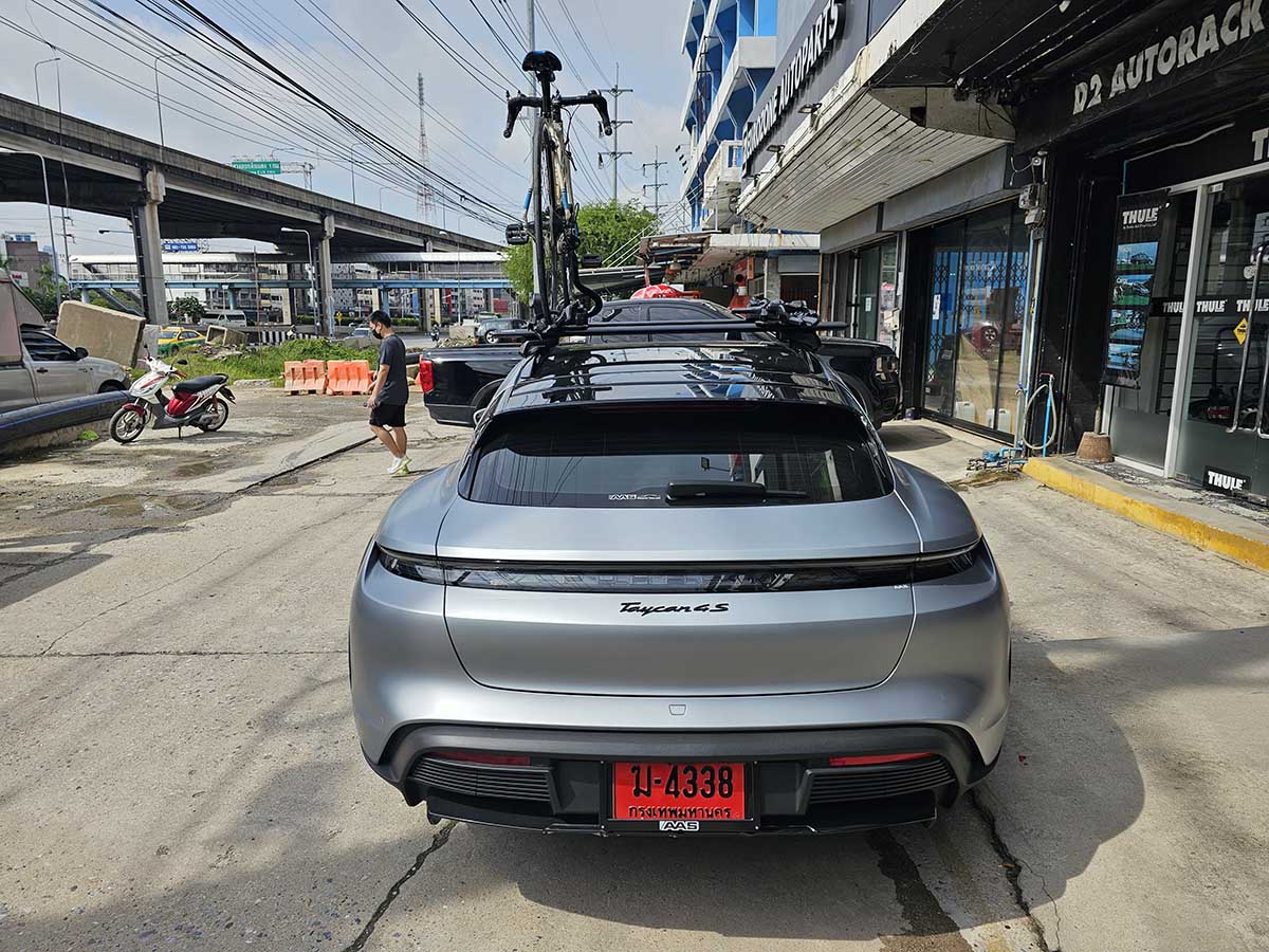 Porsche Taycan ติดตั้ง แร็คจักรยานไม่ถอดล้อหน้า thule bikerack รุ่น Proride 598