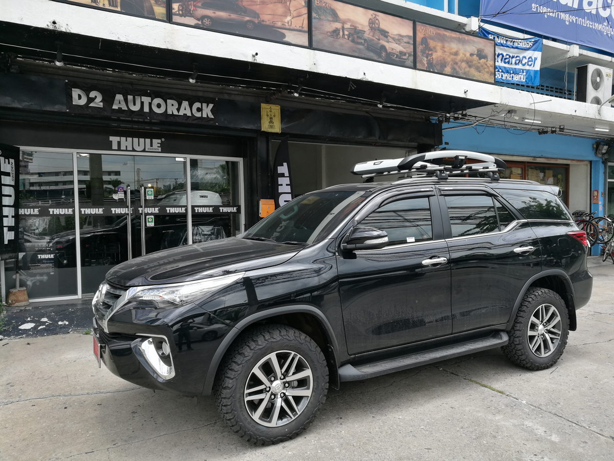 Toyota Fortuner ติดตั้ง แร็คหลังคา THULE Roofrack รุ่น Trail-M 823 Silver Color