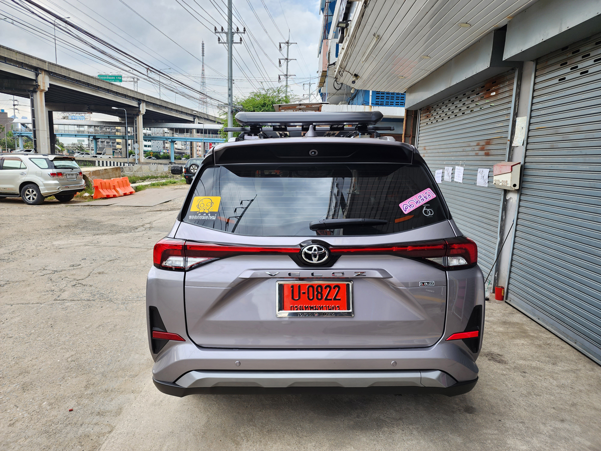 Toyota Veloz ติดตั้ง ที่เก็บของบนหลังคา VRK Roofrack รุ่น Sport Black Color 100x150 cm