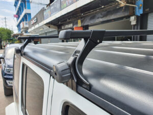 คานแร็คหลังคา Thule Rain Gutters ประกอบด้วย ชุดขาจับแร็ค thule 951 + ชุดคานขวาง thule squarebar แร็คหลังคามือสอง โรบาร์หลังคา ทูเล่ ร้านขายแร็คหลังคามือสอง