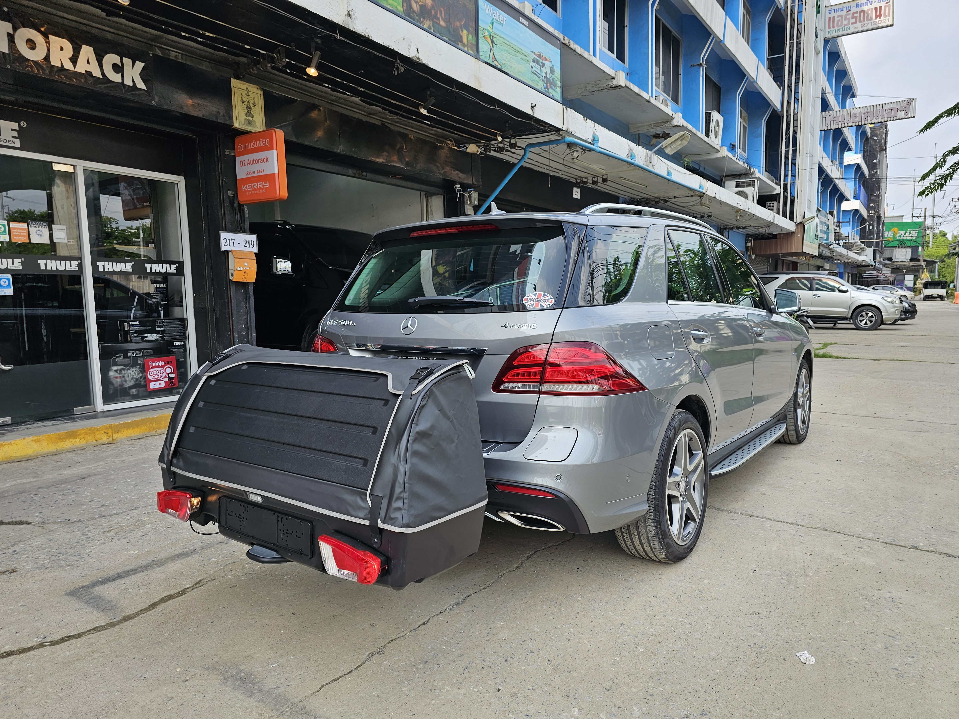 Benz GLE 500e ติดตั้ง กล่องใส่ของท้ายรถ THULE Onto CargoBox