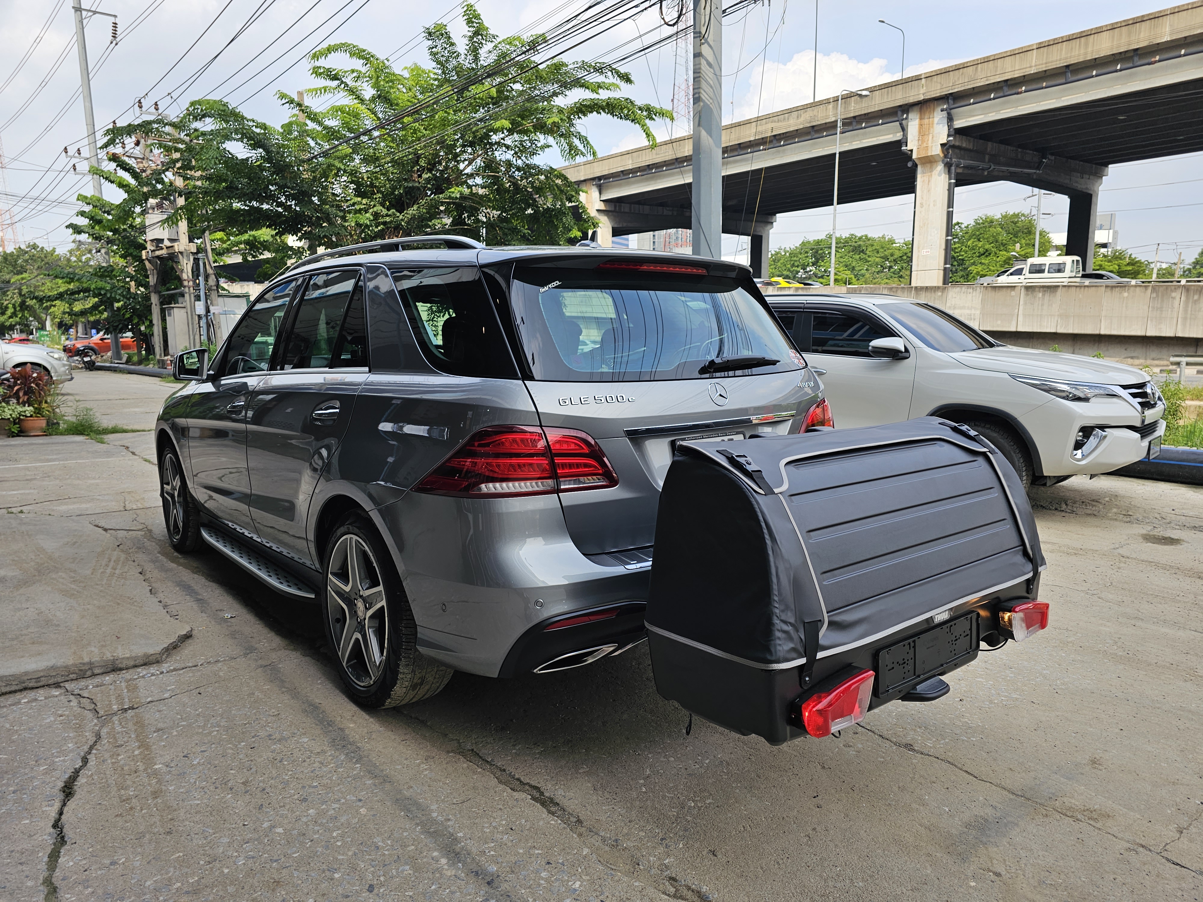 Benz GLE 500e ติดตั้ง ที่วางของท้ายรถ THULE Onto CargoBox