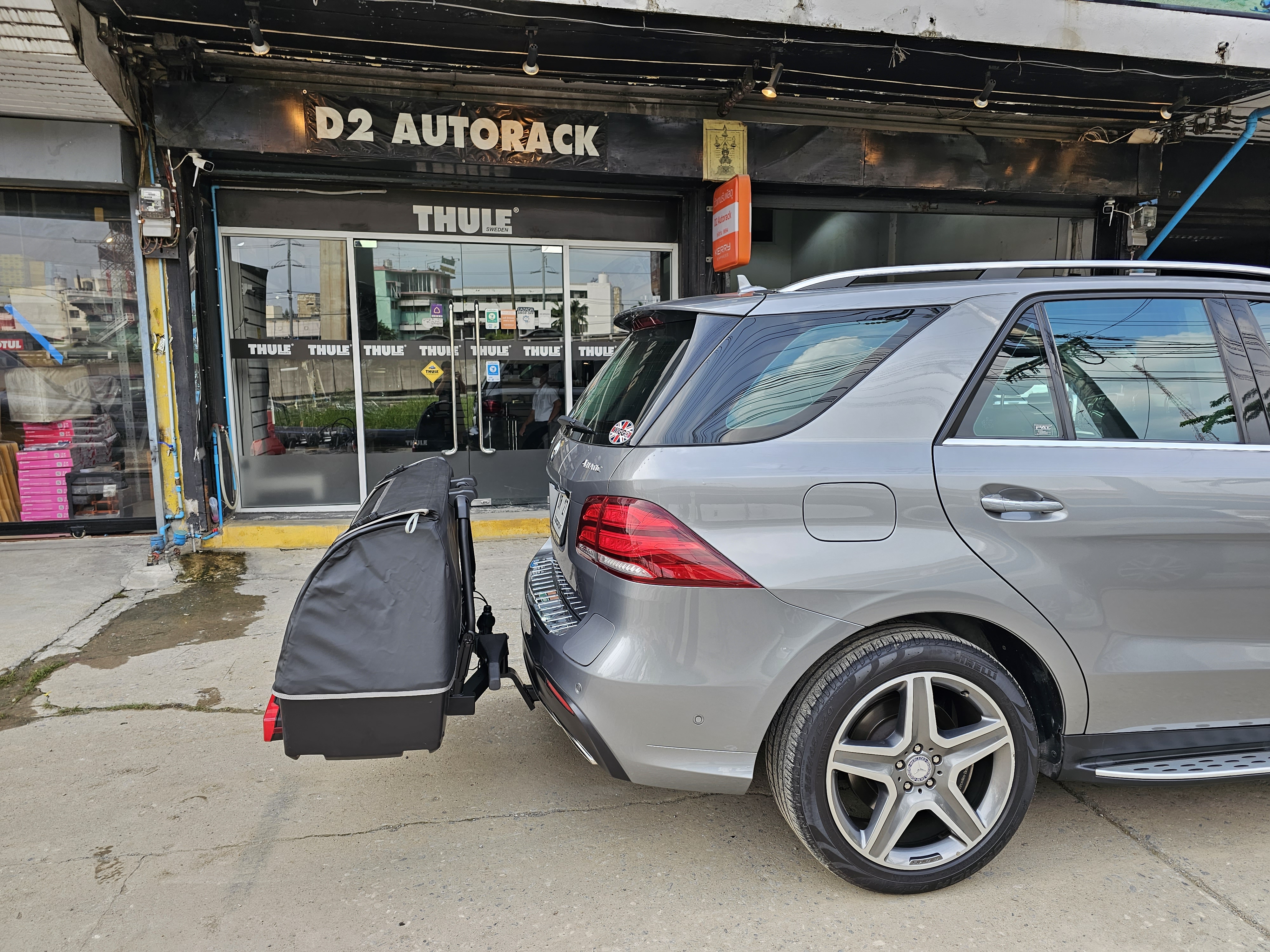 Benz GLE 500e ติดตั้ง ที่ใส่ของท้ายรถ THULE Onto CargoBox