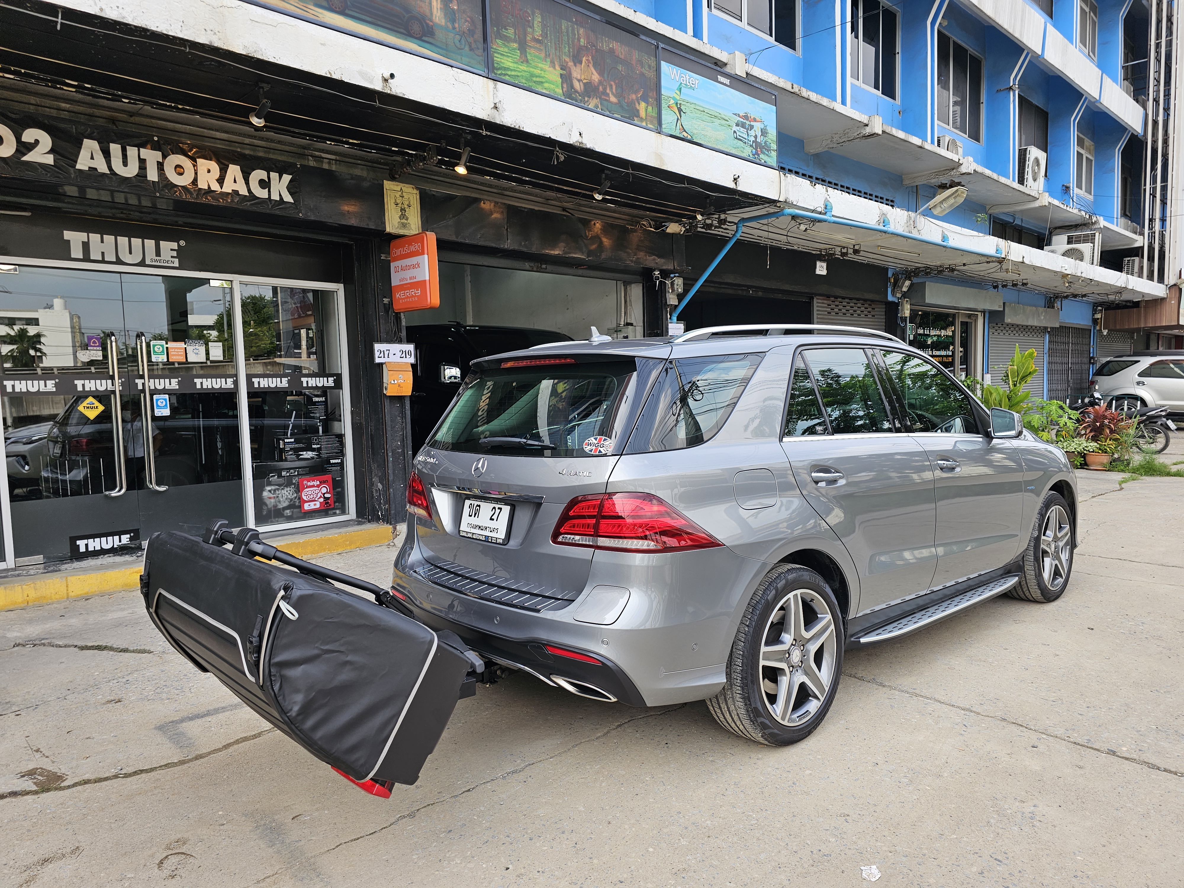 Benz GLE 500e ติดตั้ง กล่องติดของท้ายรถ THULE Onto CargoBox