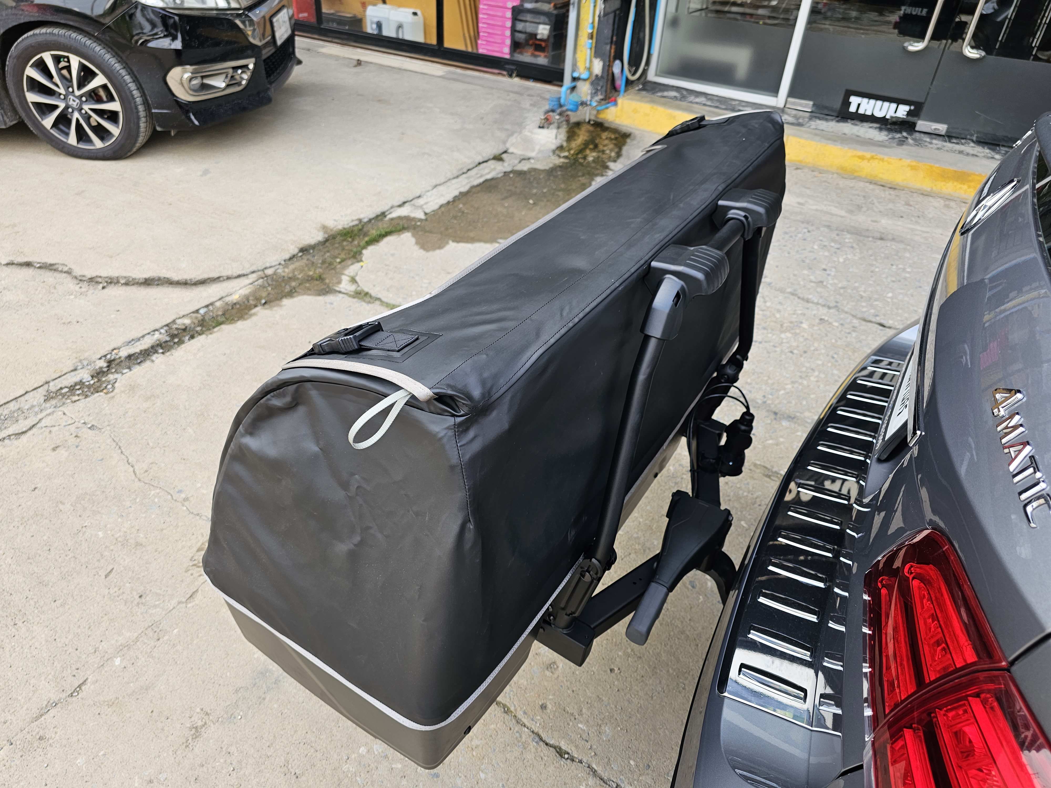 Benz GLE 500e ติดตั้ง กล่องเก็บของท้ายรถ THULE Onto Cargo Box