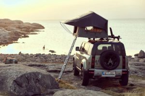 เต็นท์พับได้ RoofTop Tent ติดตั้งบนหลังคา THULE รุ่น Tepui Foothill วางชุดบรรทุกเรือ พร้อมกับเต็นท์หลังคา