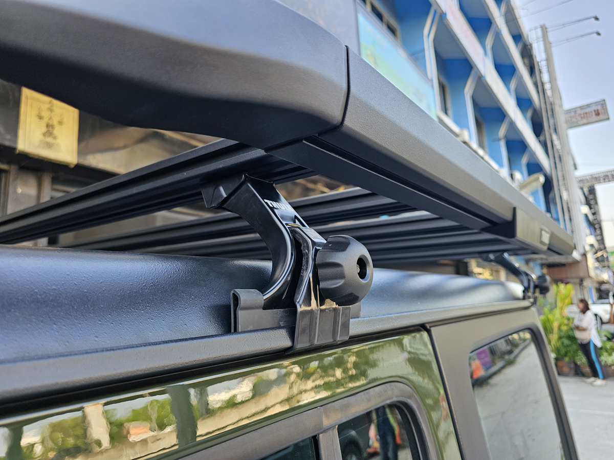 Jeep Rubicon ติดตั้ง ติดแร็คหลังคา THULE Roofrack รุ่น Caprock Roof Platform Black Color