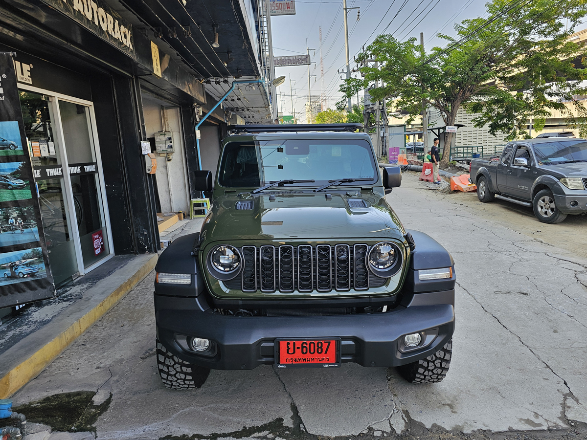 Jeep Rubicon ติดตั้ง ร้านติดแร็คหลังคาใกล้ฉัน THULE Roofrack รุ่น Caprock Roof Platform Black Color